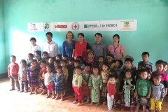 photos-des-Enfants-devant-les-logos-des-mécènes